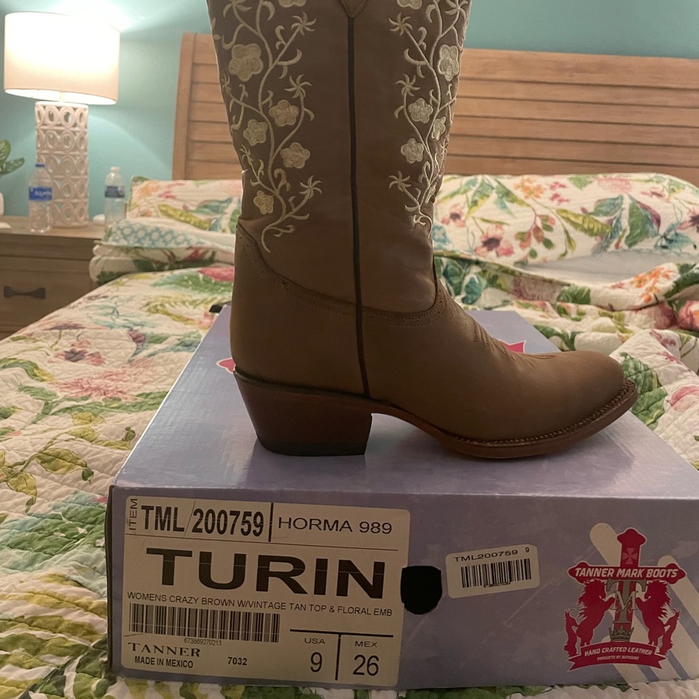 Womens  Cowboy boots. Size 9